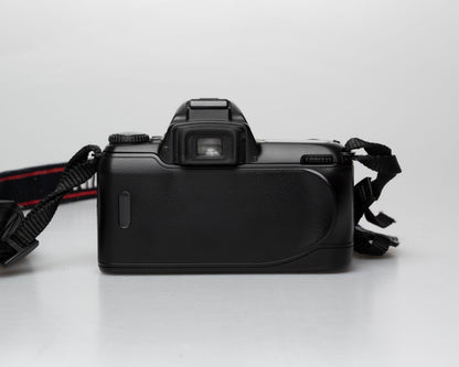 Nikon F65 reflex 35 mm avec objectif AF Nikkor 35-80 mm dans les boîtes d'origine (série 2155890)