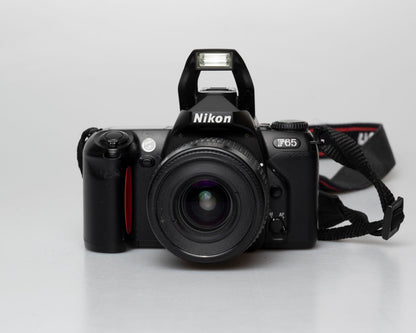 Nikon F65 reflex 35 mm avec objectif AF Nikkor 35-80 mm dans les boîtes d'origine (série 2155890)