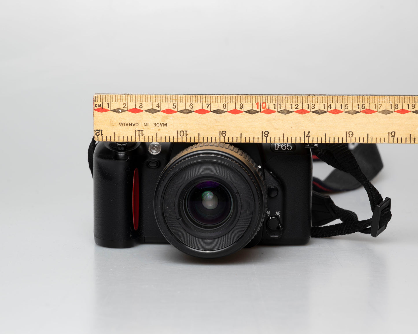 Nikon F65 reflex 35 mm avec objectif AF Nikkor 35-80 mm dans les boîtes d'origine (série 2155890)
