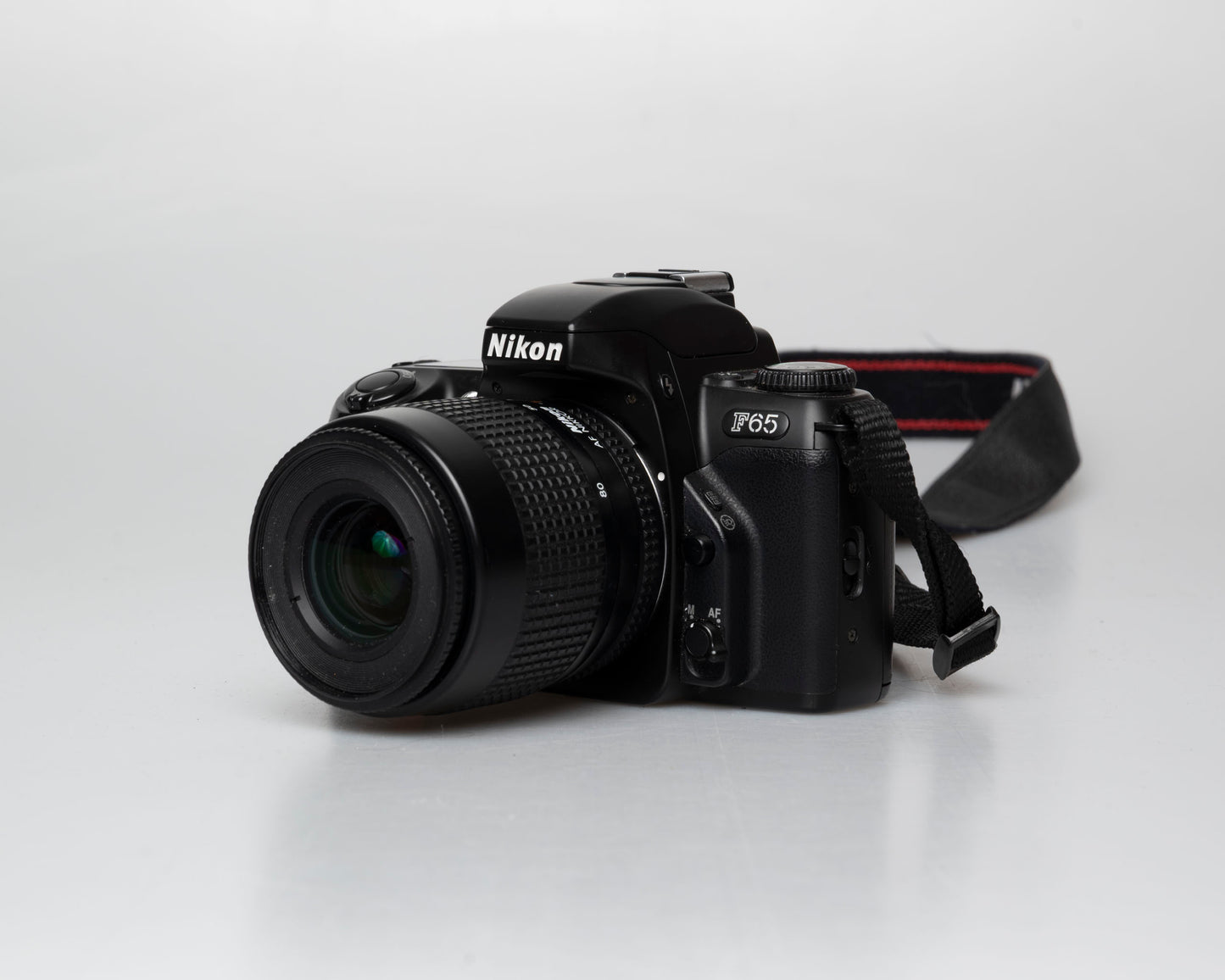Nikon F65 reflex 35 mm avec objectif AF Nikkor 35-80 mm dans les boîtes d'origine (série 2155890)
