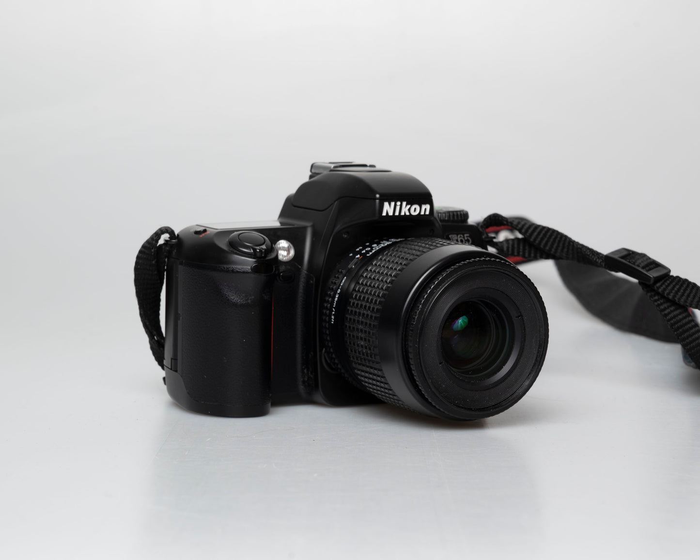Nikon F65 reflex 35 mm avec objectif AF Nikkor 35-80 mm dans les boîtes d'origine (série 2155890)