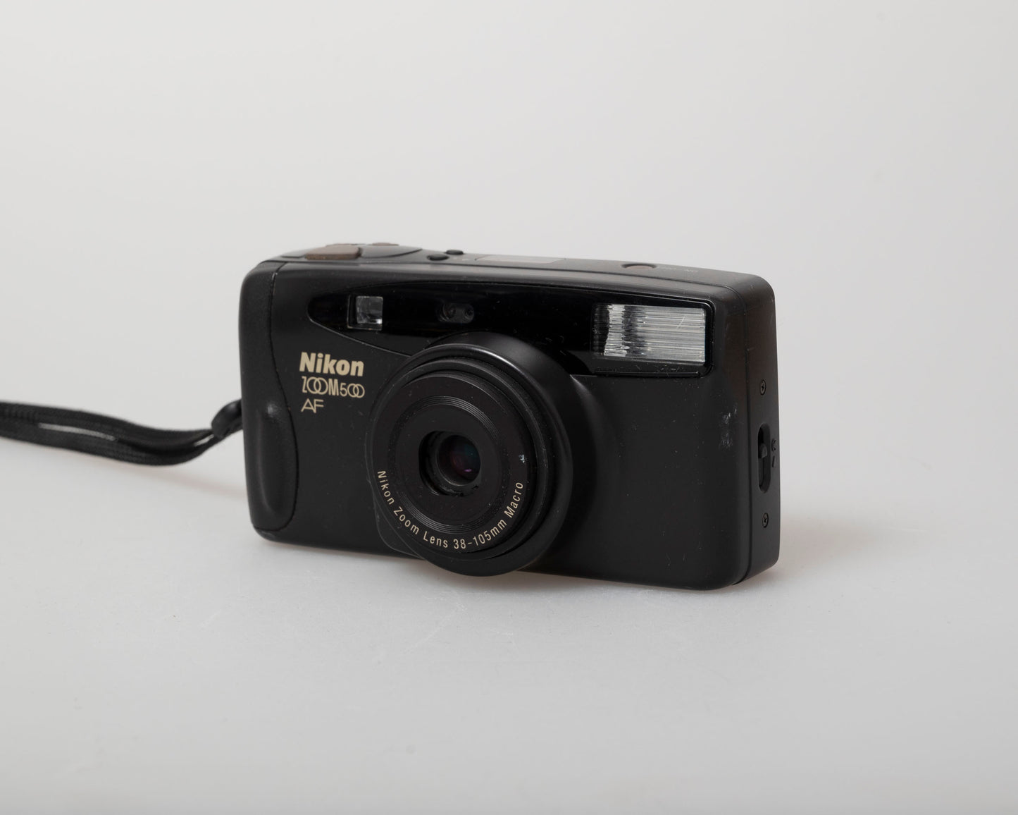 Appareil photo Nikon Zoom 500AF 35 mm avec étui (série 7037755)