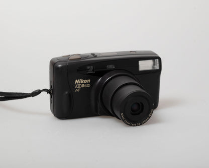 Appareil photo Nikon Zoom 500AF 35 mm avec étui (série 7037755)