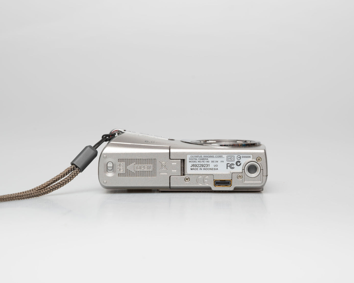 Olympus FE-140 6MP CCD sensor digicam w/ 512MB xD card (serial J69229231)