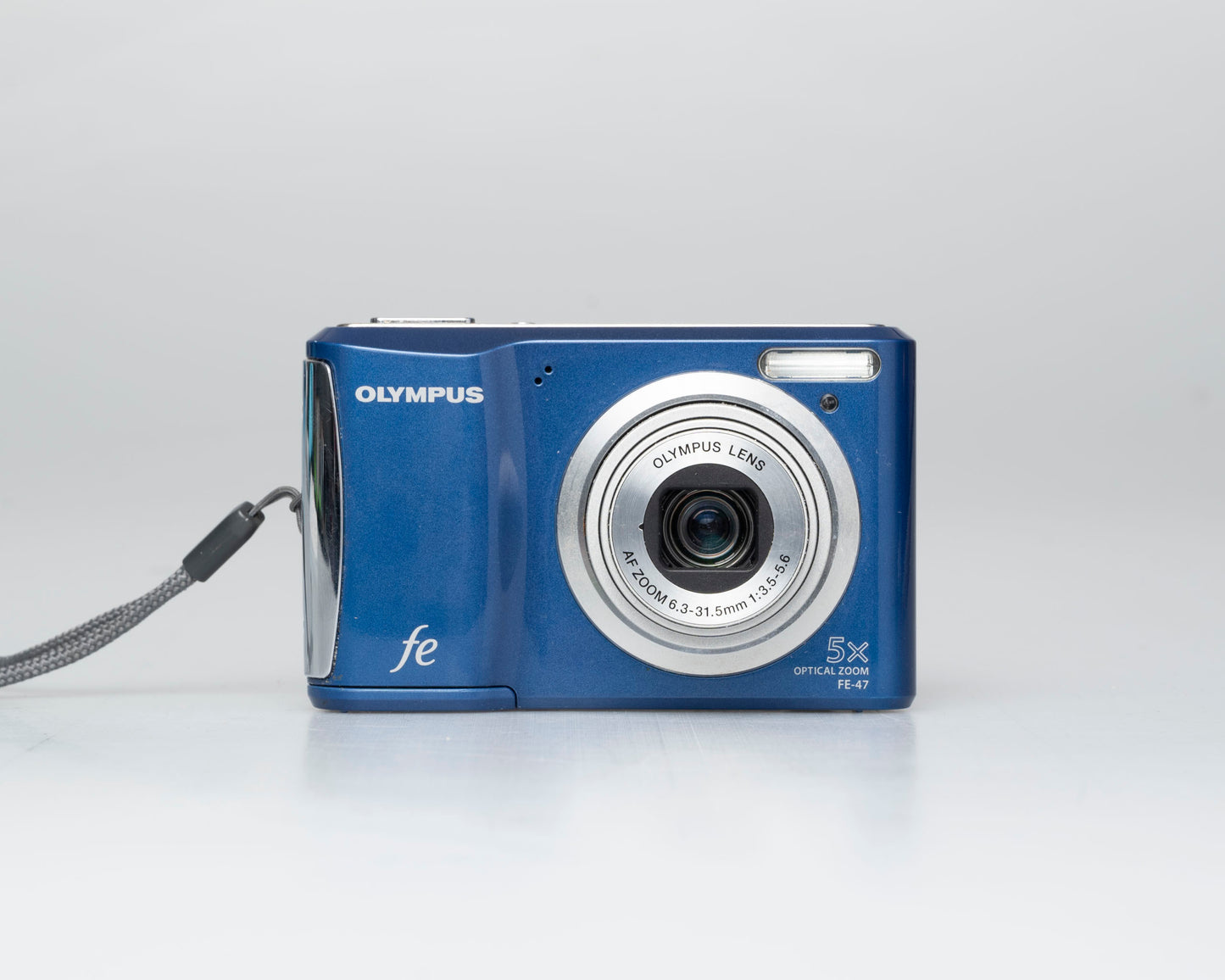 Appareil photo numérique à capteur CCD Olympus FE-47 14 MP avec carte SD de 4 Go (série UAAA15648)