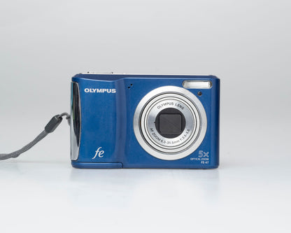 Appareil photo numérique à capteur CCD Olympus FE-47 14 MP avec carte SD de 4 Go (série UAAA15648)