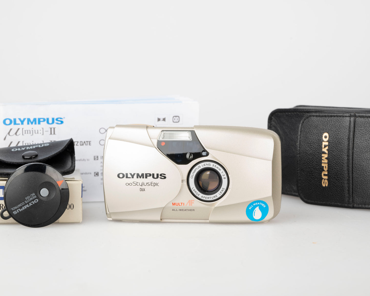 Olympus ∞ Stylus Epic (alias mju II ou µ[Mju:]-II) Appareil photo argentique 35 mm avec étui + télécommande + manuel (série 7830782)
