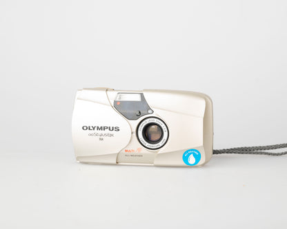 Olympus ∞ Stylus Epic (alias mju II ou µ[Mju:]-II) Appareil photo argentique 35 mm avec étui + télécommande + manuel (série 7830782)