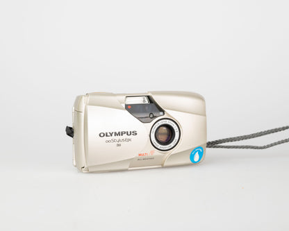Olympus ∞ Stylus Epic (alias mju II ou µ[Mju:]-II) Appareil photo argentique 35 mm avec étui + télécommande + manuel (série 7830782)