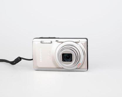 Olympus Stylus 7040 (alias mju 7040) Appareil photo numérique à capteur CCD 14 MP avec chargeur + batterie + carte SD 4 Go