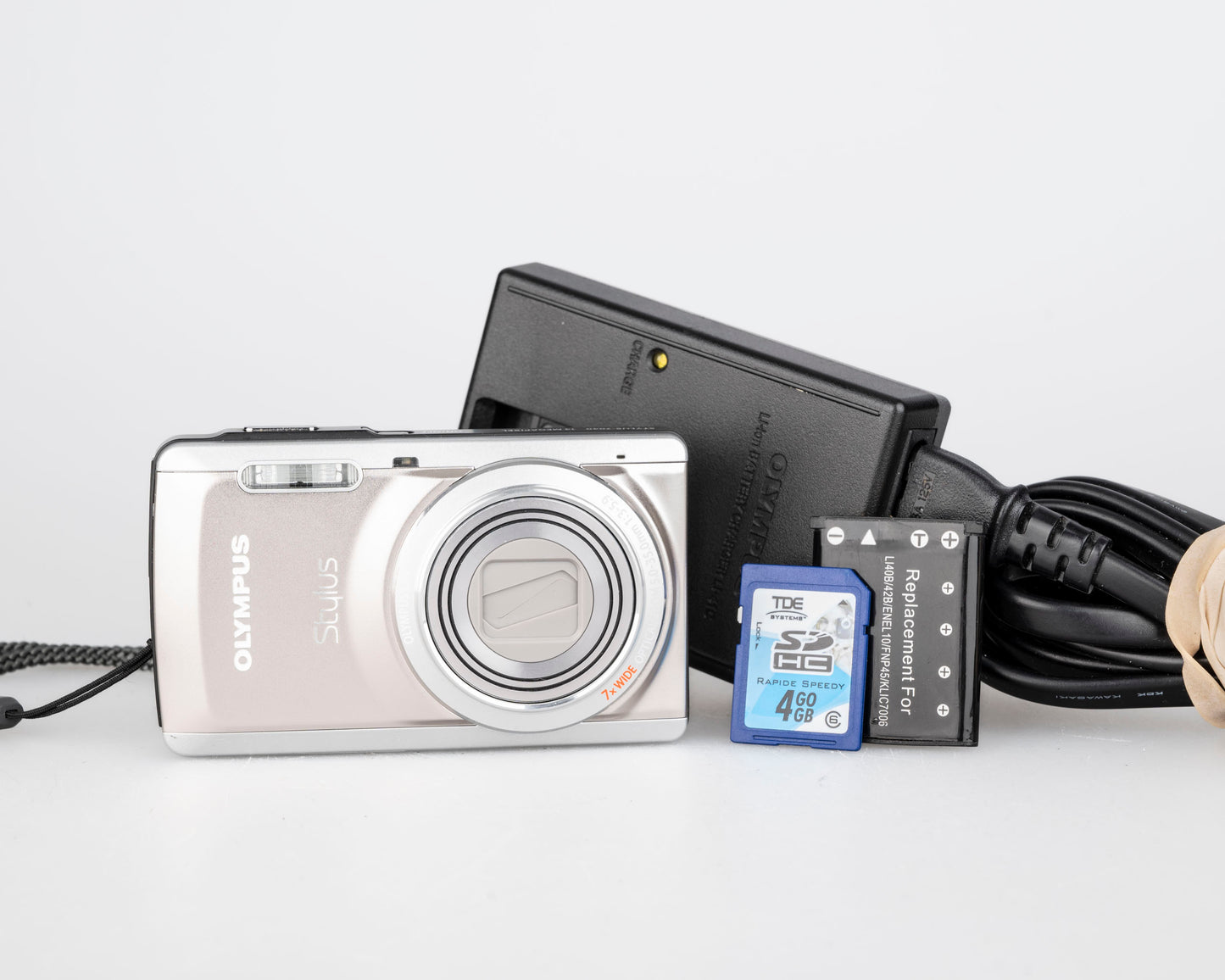 Olympus Stylus 7040 (alias mju 7040) Appareil photo numérique à capteur CCD 14 MP avec chargeur + batterie + carte SD 4 Go