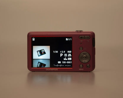 Olympus VG-110 12MP appareil photo numérique avec carte SD de 8 Go + batterie + chargeur (numéro de série UJB001451)