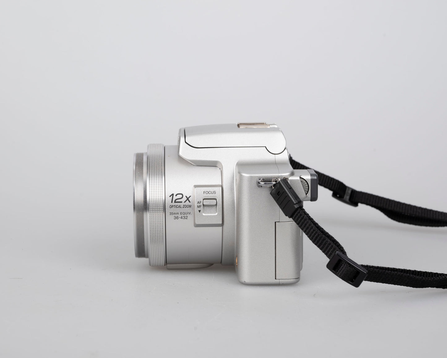 Panasonic Lumix DMC-FZ20 digicam feat/ 5 MP CCD sensor + Leica DC Vario-Elmarit 1:2.8/6-72 ASPH lens w/ charger + battery + 2GB SD card