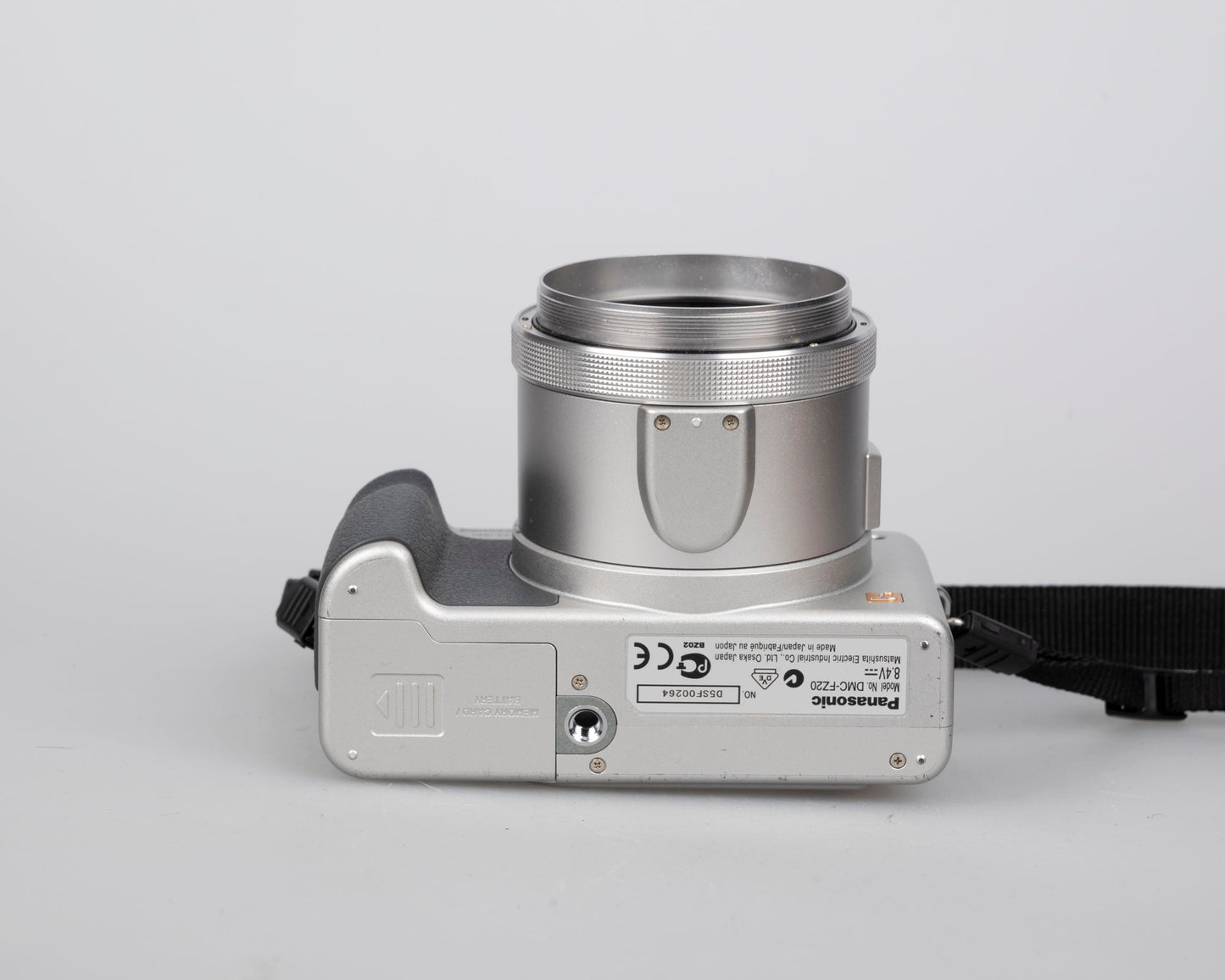 Panasonic Lumix DMC-FZ20 digicam feat/ 5 MP CCD sensor + Leica DC Vario-Elmarit 1:2.8/6-72 ASPH lens w/ charger + battery + 2GB SD card