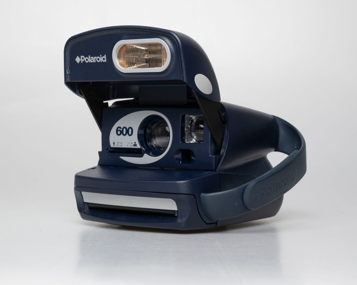 Appareil photo instantané Polaroid 600 (numéro de série KDQ3J93ECARA)