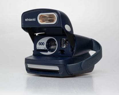 Appareil photo instantané Polaroid 600 (numéro de série KDQ3J93ECARA)