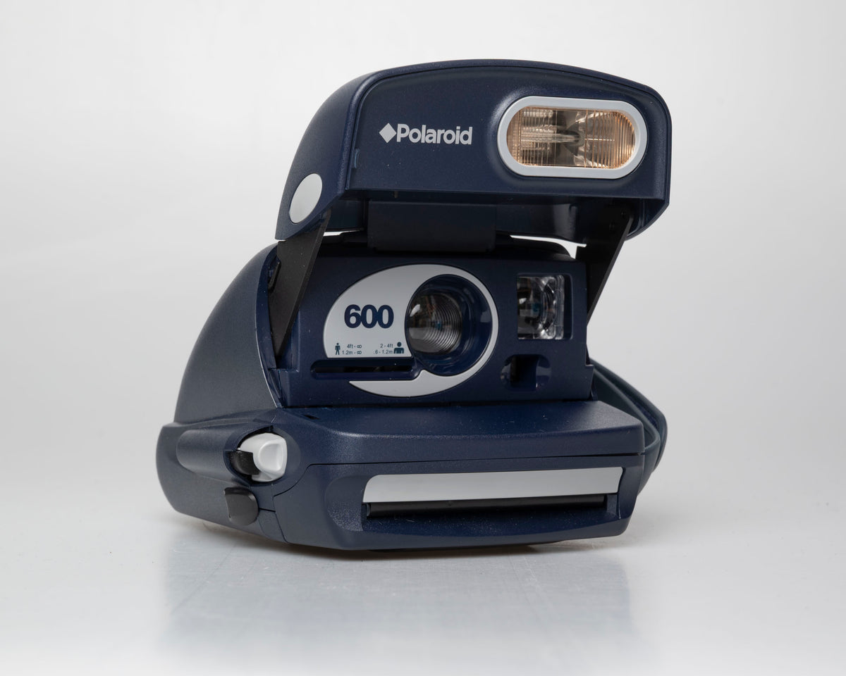 Appareil photo instantané Polaroid 600 (numéro de série KDQ3J93ECARA)