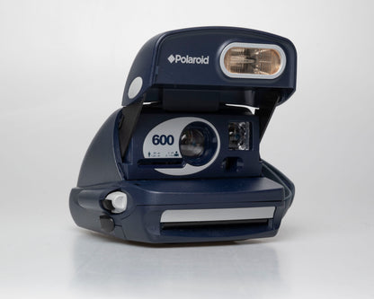 Appareil photo instantané Polaroid 600 (numéro de série KDQ3J93ECARA)
