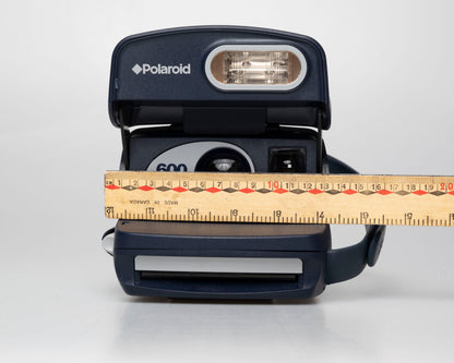 Appareil photo instantané Polaroid 600 (numéro de série KDQ3J93ECARA)