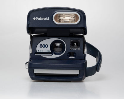 Appareil photo instantané Polaroid 600 (numéro de série KDQ3J93ECARA)