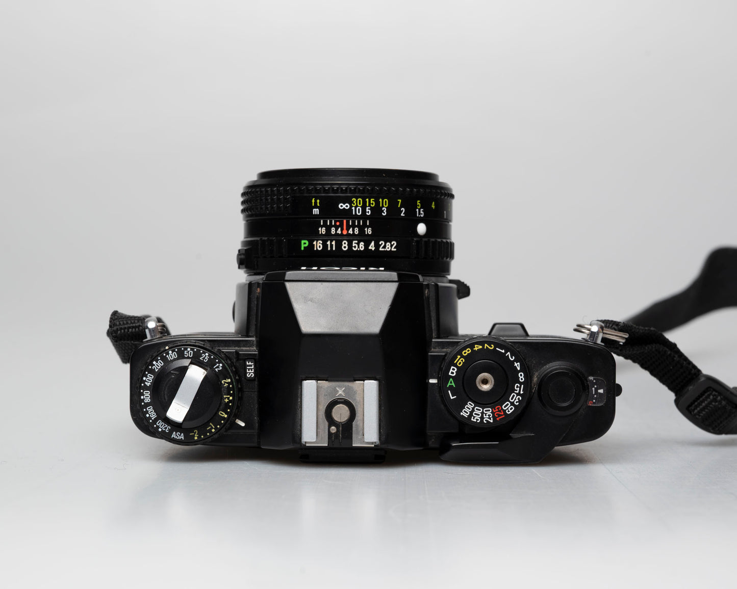 Appareil photo reflex Ricoh KR-10 Super 35mm + objectif Rikenon P 50mm 1:2