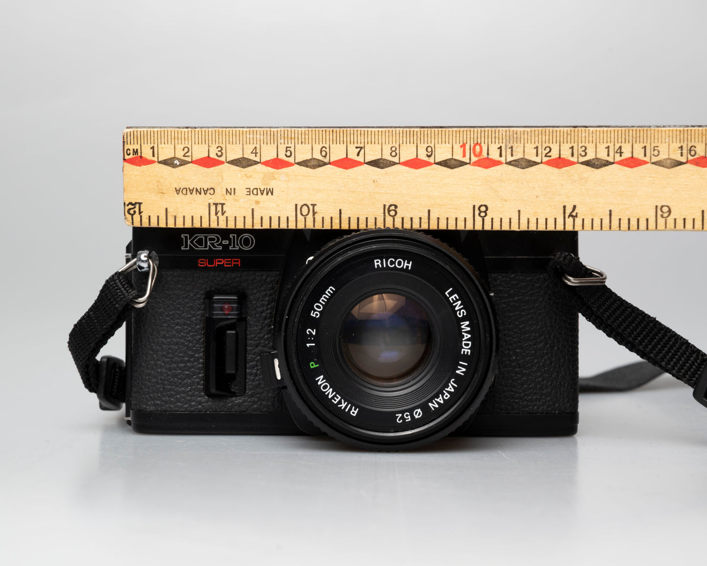 Appareil photo reflex Ricoh KR-10 Super 35mm + objectif Rikenon P 50mm 1:2