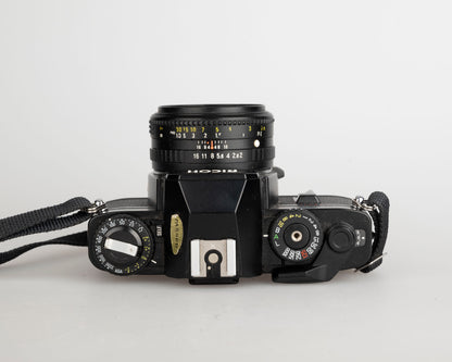 Appareil photo reflex Ricoh KR-10 Super 35 mm + objectif Rikenon 50 mm 1:2 (série 79408046)