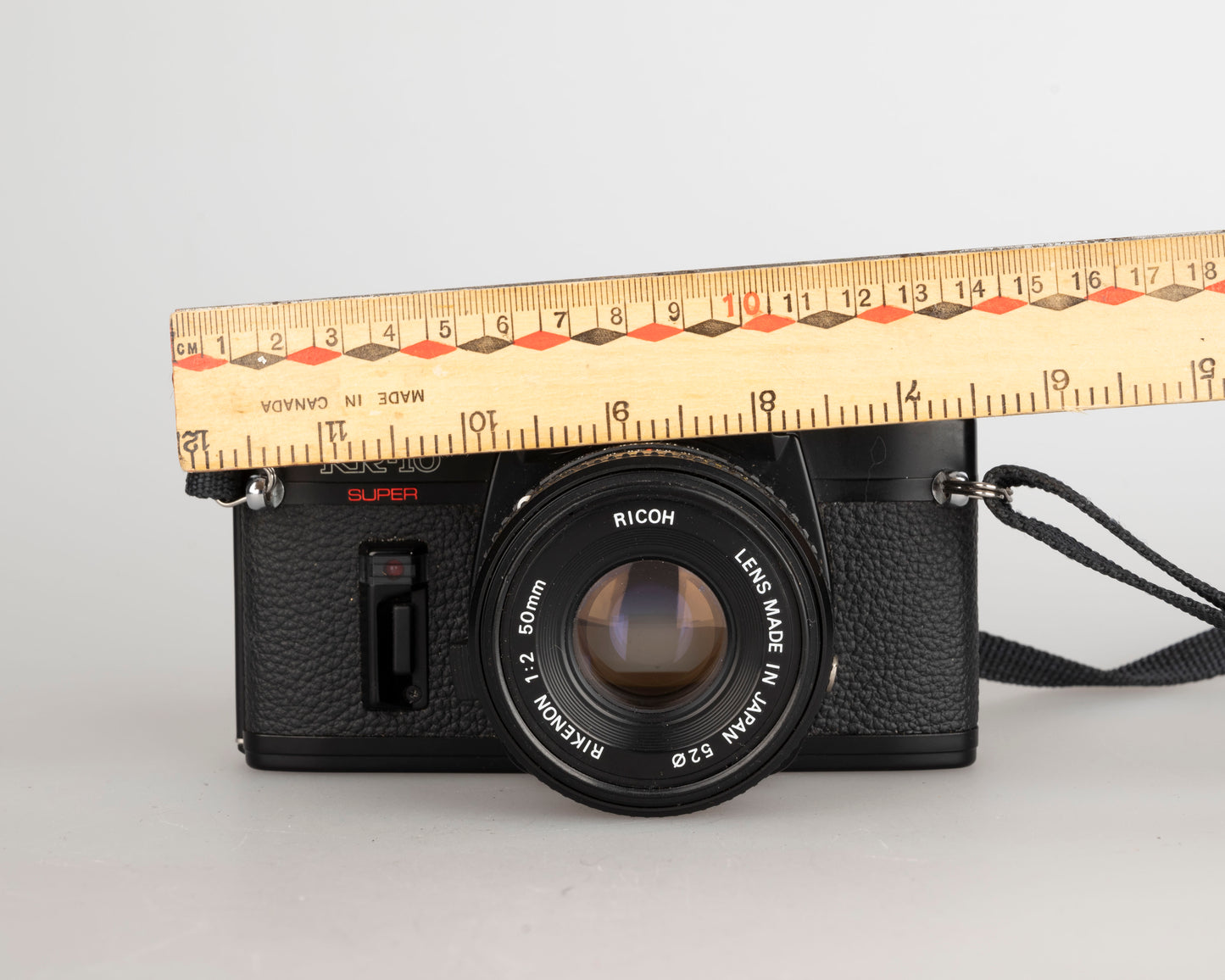 Appareil photo reflex Ricoh KR-10 Super 35 mm + objectif Rikenon 50 mm 1:2 (série 79408046)
