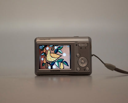 Samsung ES15 10 MP CCD sensor digicam w/ 4GB SD card (serial A24QC90SB02216P)