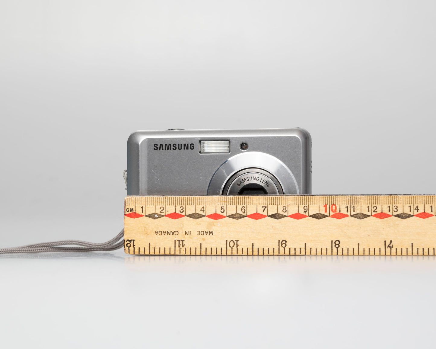 Samsung ES15 10 MP CCD sensor digicam w/ 4GB SD card (serial A24QC90SB02216P)