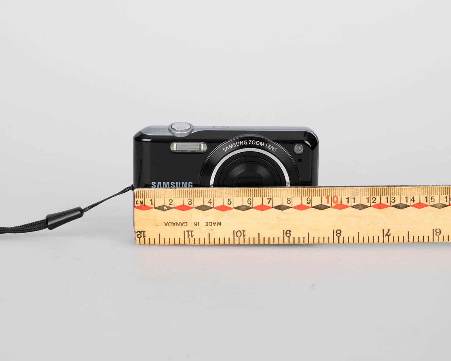 Samsung ES67 10 MP CCD sensor digicam w/ 4GB SD card + battery + charger