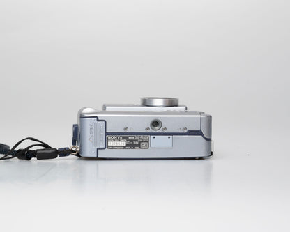 Sony Cyber-Shot DSC-F55DX appareil photo numérique 3,3 MP avec carte Memory Stick de 64 Mo + batterie + chargeur
