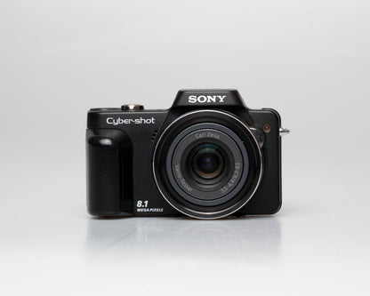 Sony Cyber-Shot DSC-H10 appareil photo numérique 8,1 MP avec carte mémoire de 2 Go + adaptateur MicroSD vers MS ProDuo + batterie + chargeur + pare-soleil