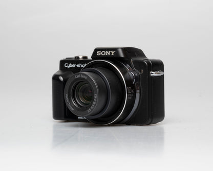 Sony Cyber-Shot DSC-H10 appareil photo numérique 8,1 MP avec carte mémoire de 2 Go + adaptateur MicroSD vers MS ProDuo + batterie + chargeur + pare-soleil