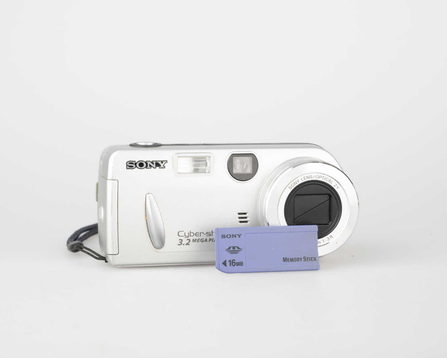 Appareil photo Sony Cyber-Shot DSC-P52 3.1 MP capteur CCD avec carte Memory Stick 16 Mo (utilise des piles AA)