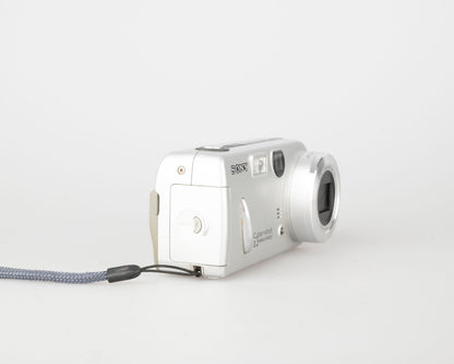 Appareil photo Sony Cyber-Shot DSC-P52 3.1 MP capteur CCD avec carte Memory Stick 16 Mo (utilise des piles AA)