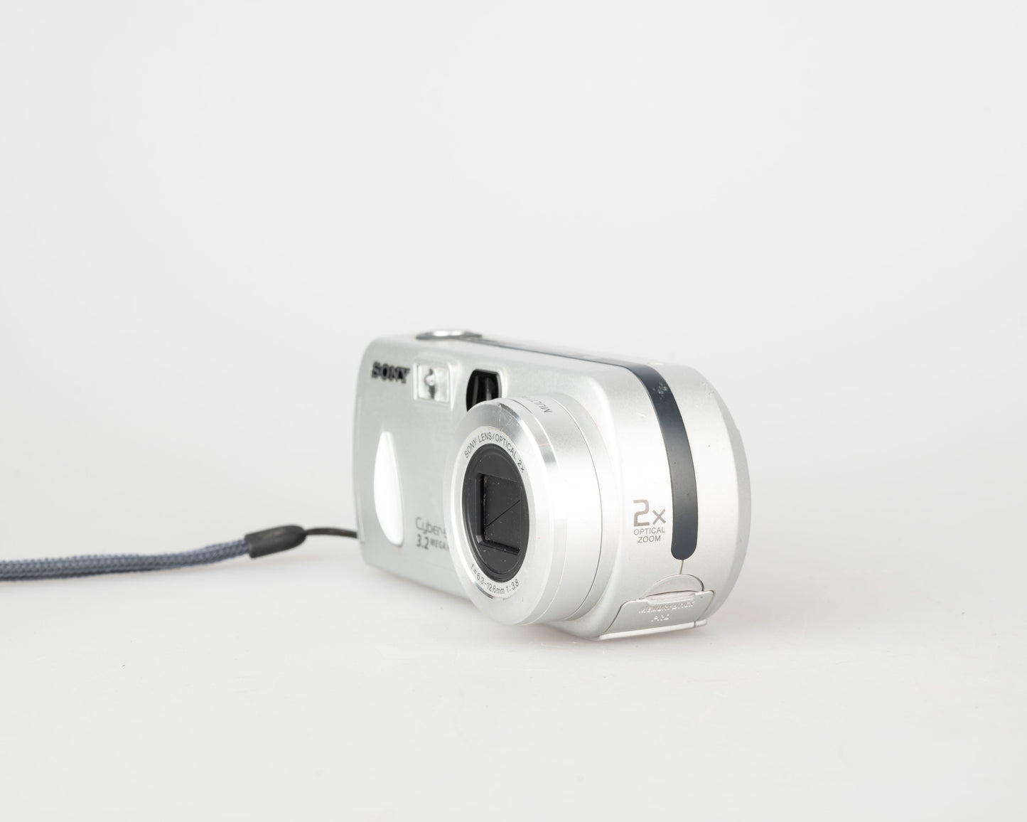 Appareil photo Sony Cyber-Shot DSC-P52 3.1 MP capteur CCD avec carte Memory Stick 16 Mo (utilise des piles AA)
