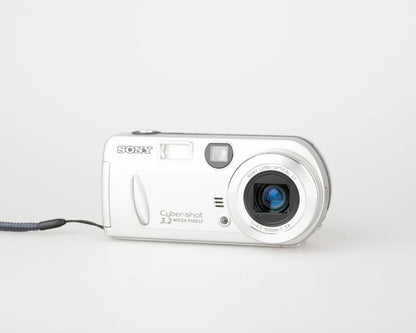 Appareil photo Sony Cyber-Shot DSC-P52 3.1 MP capteur CCD avec carte Memory Stick 16 Mo (utilise des piles AA)