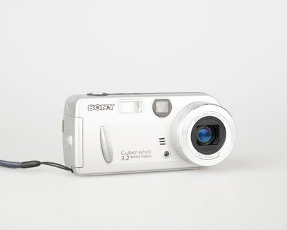 Appareil photo Sony Cyber-Shot DSC-P52 3.1 MP capteur CCD avec carte Memory Stick 16 Mo (utilise des piles AA)