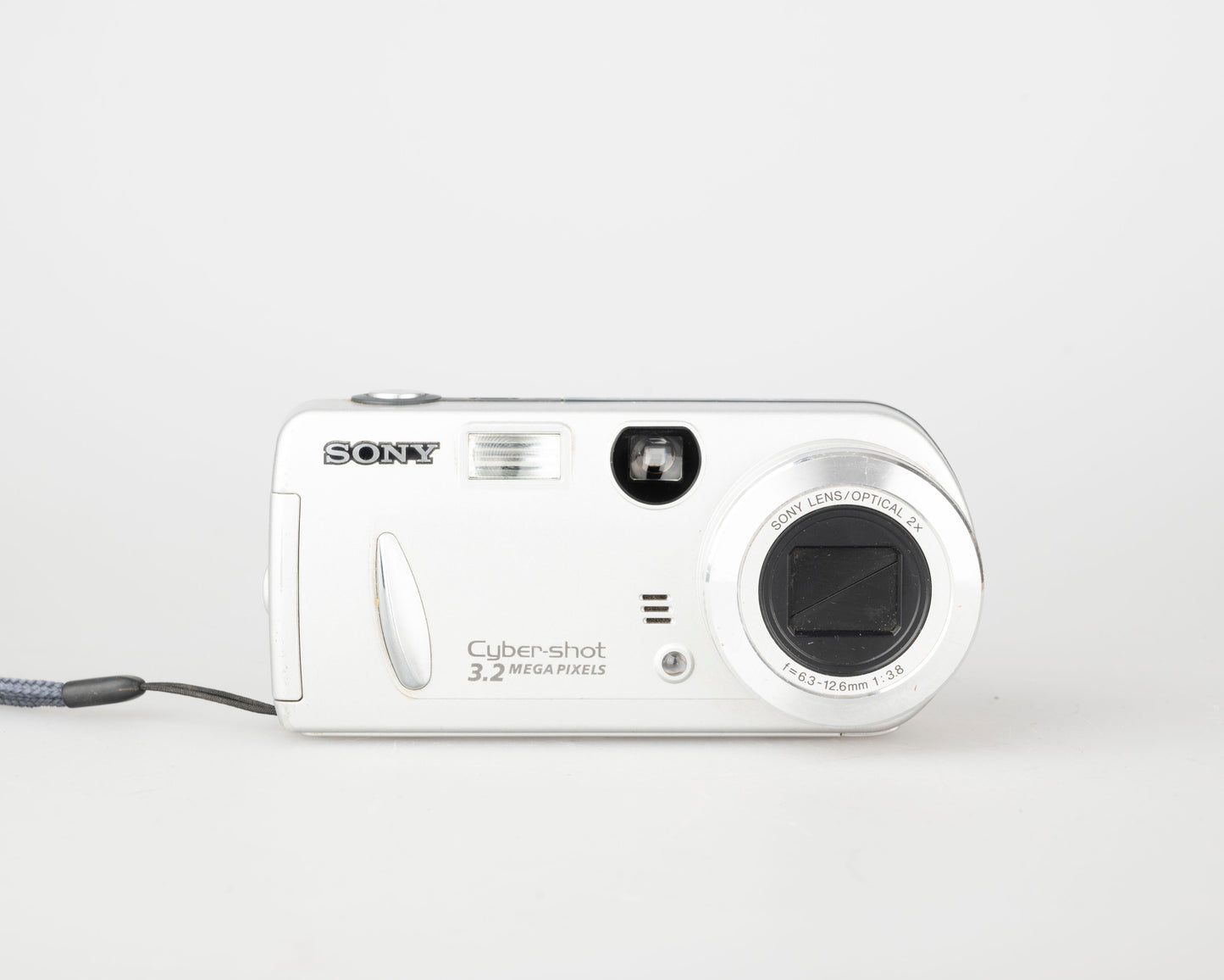 Appareil photo Sony Cyber-Shot DSC-P52 3.1 MP capteur CCD avec carte Memory Stick 16 Mo (utilise des piles AA)