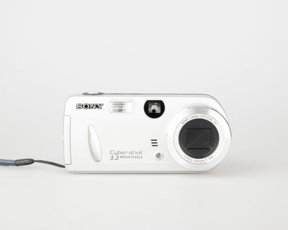 Appareil photo Sony Cyber-Shot DSC-P52 3.1 MP capteur CCD avec carte Memory Stick 16 Mo (utilise des piles AA)