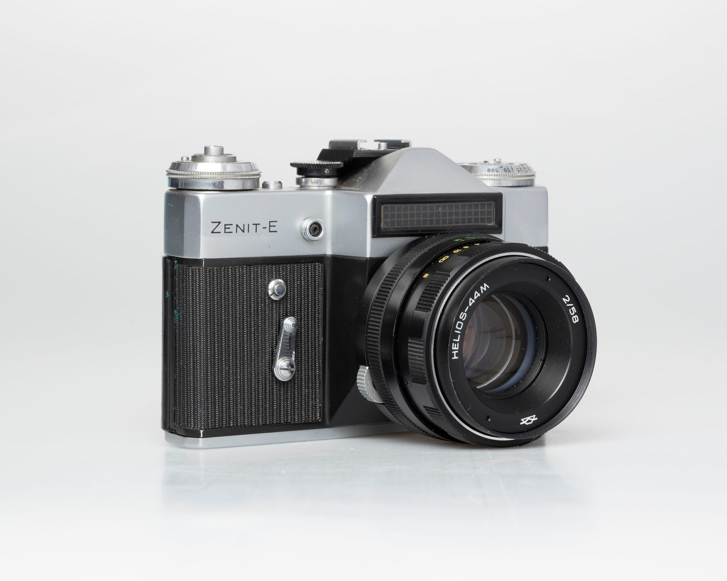 Zenit E 35mm film SLR camera w/Helios-44M 58mm f2 lens + case (serial 72196749)