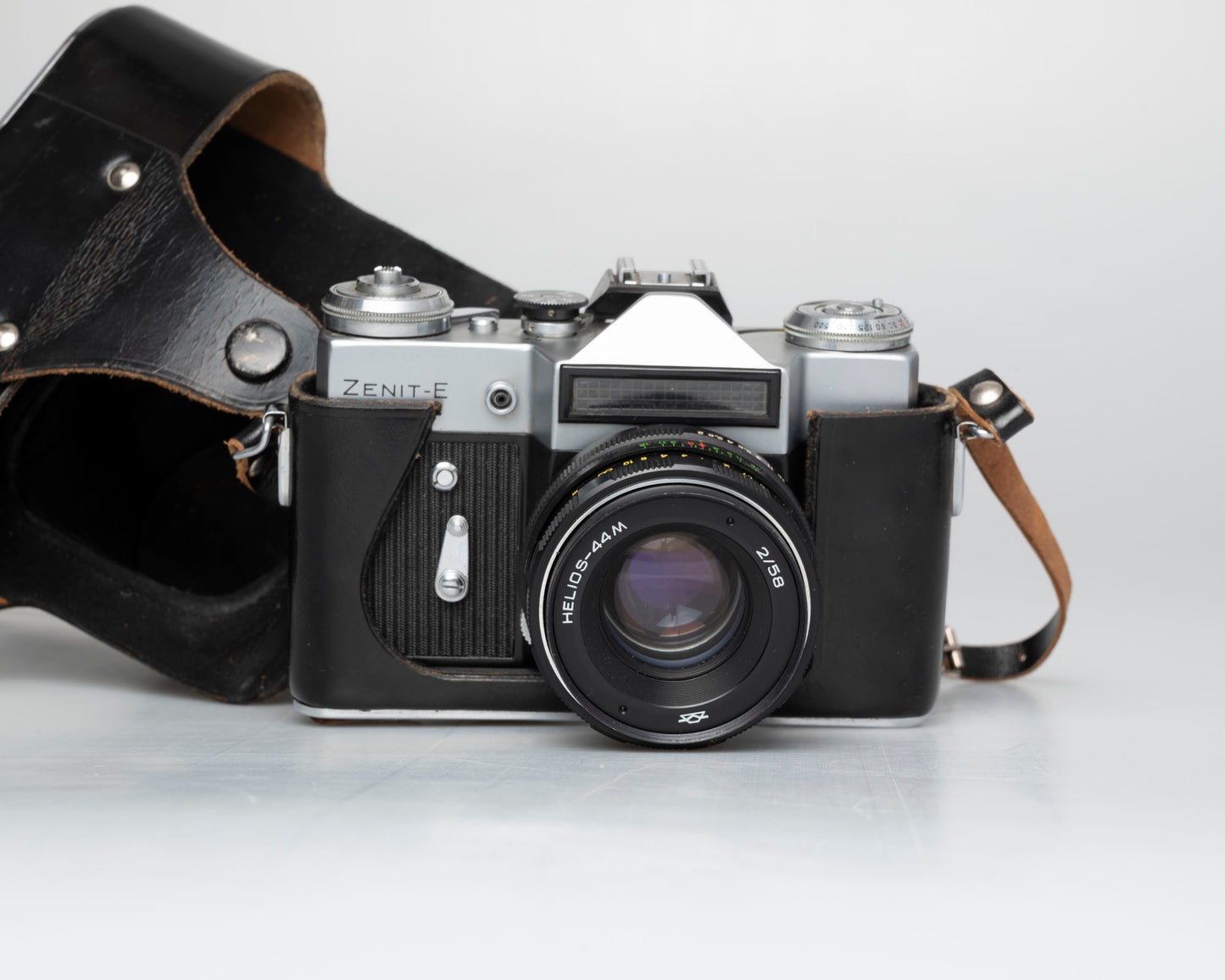 Zenit E 35mm film SLR camera w/Helios-44M 58mm f2 lens + case (serial 72196749)