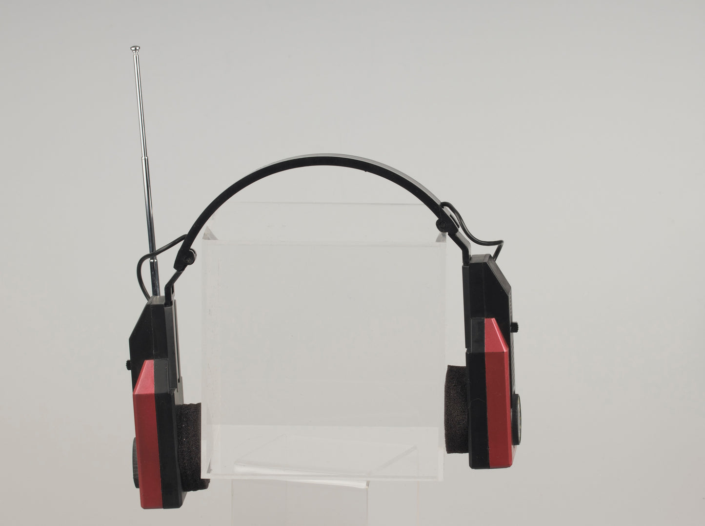 International vintage AM/FM headphone radio