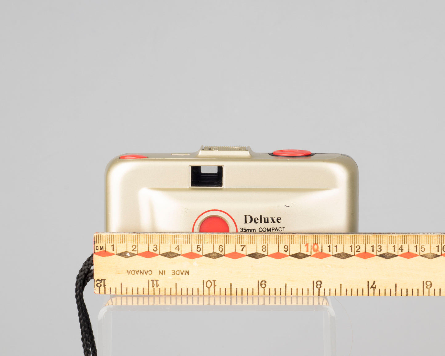 Deluxe 35mm Compact Focus Free camera