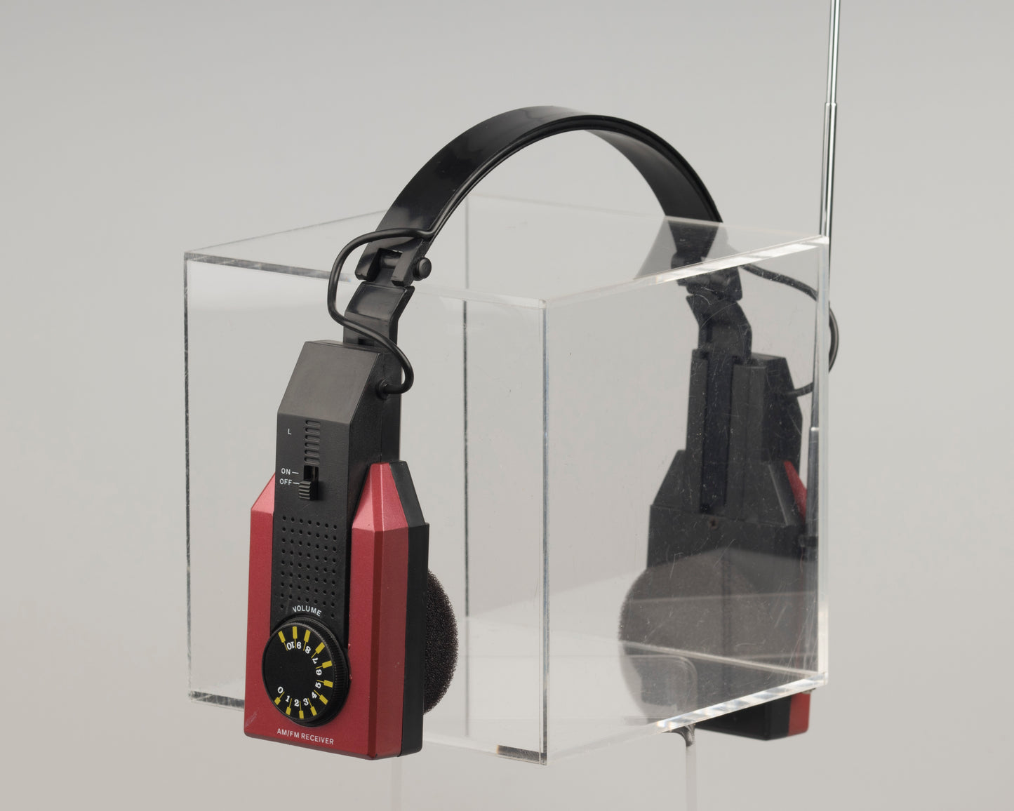 International vintage AM/FM headphone radio