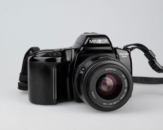 Reflex Minolta Maxxum 3xi 35 mm avec objectif 35-70 mm (série 01411314)