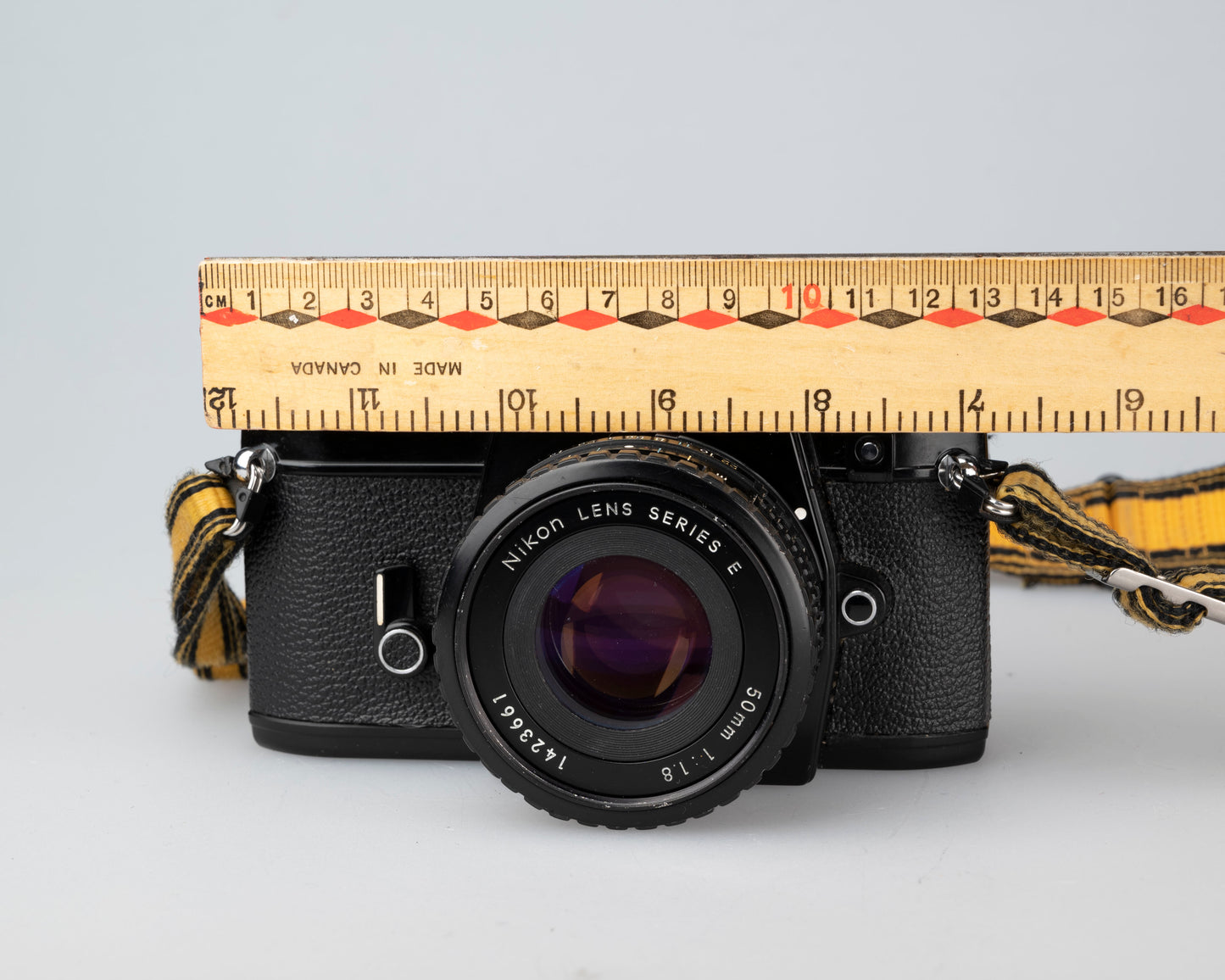 Appareil photo reflex Nikon EM 35 mm avec objectif 50 mm f1.8 et étui « toujours prêt »