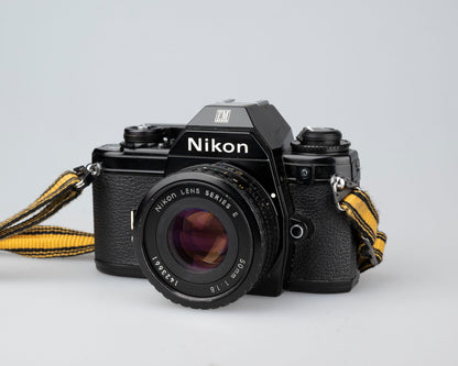 Appareil photo reflex Nikon EM 35 mm avec objectif 50 mm f1.8 et étui « toujours prêt »