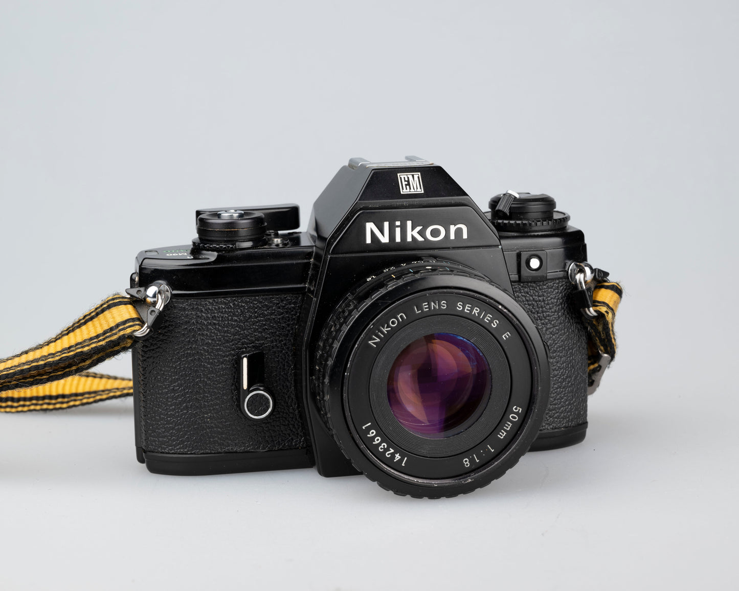 Appareil photo reflex Nikon EM 35 mm avec objectif 50 mm f1.8 et étui « toujours prêt »